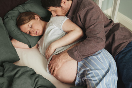 Libero_Recruitment_2021_7_pregnant-couple-in-bed_Mobile
